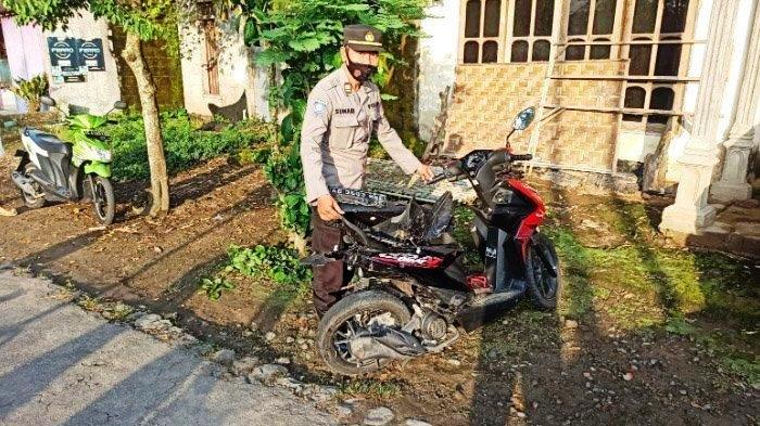 Sepeda motor yang dikendarai Minatun (51) tampak ringsek  usai tertabrak kereta api Malabar relasi Bandung-Malang, Selasa (10/5/2022) di Kabupaten Blitar. (Foto:TribunJateng.com)