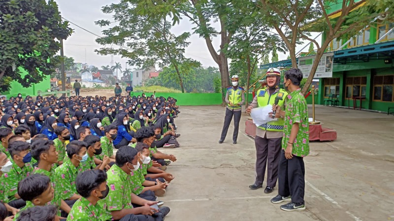 Kanit Diyaksa Satlantas Polrestro Bekasi Kota, AKP Sri Indira berikan arahan tertib berlalu lintas ke siswa SMK BKM, Kamis (12/5/2022). Foto: ist.