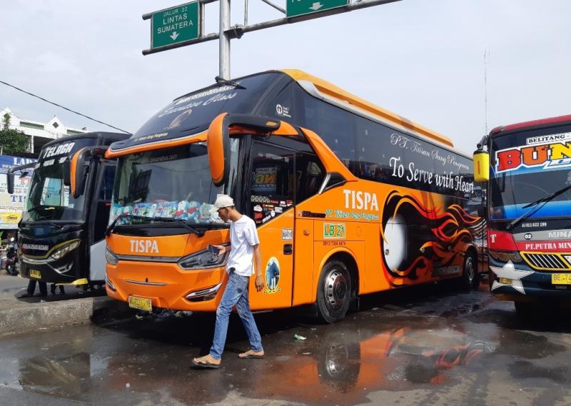 Bus Tispa saat parkir di Terminal Bekasi, Jawa Barat, Kamis (13/5/2022).