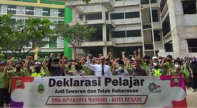 Proses belajar tatap muka mulai dilakukan oleh sekolah, usai libur lebaran 2022. Polres Metro Bekasi Kota mengunjungi sekolah SMK Bina Karya Mandiri di Kota Bekasi, Kamis (12/5/2022). Foto: ist.