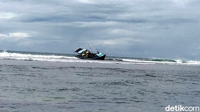 Ilustrasi kapal terdampar di Pantai Sancang, Kabupaten Garut, Jawa Barat. (Foto:Ist.)