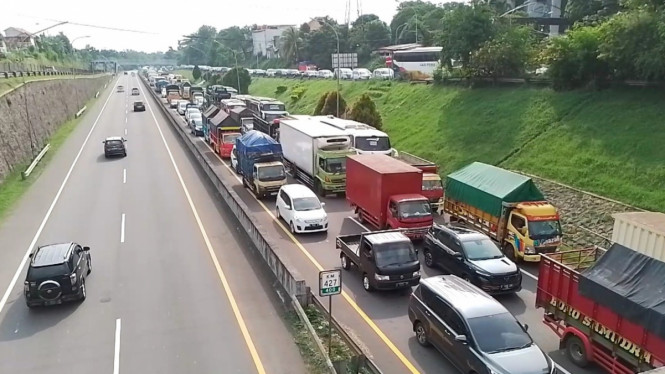 Kendaraan antre sepanjang 10 Km di tol Semarang. (Foto:tvonenews.com)