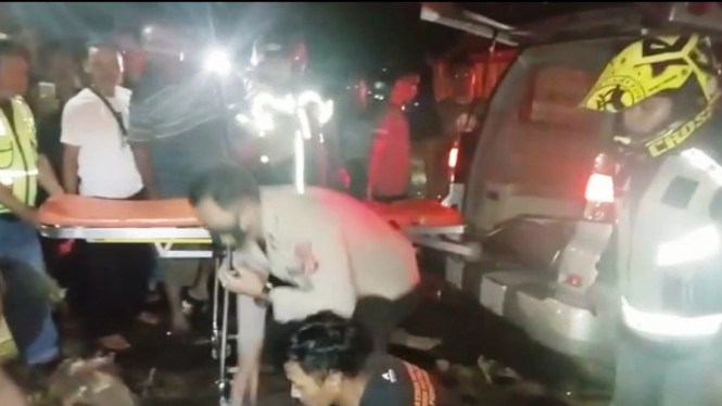 Petugas mengevakuasi korban kecelakaan lalu-lintas di jalur Gentong, Tasikmalaya, Jawa barat. (Foto:tvonenews.com)