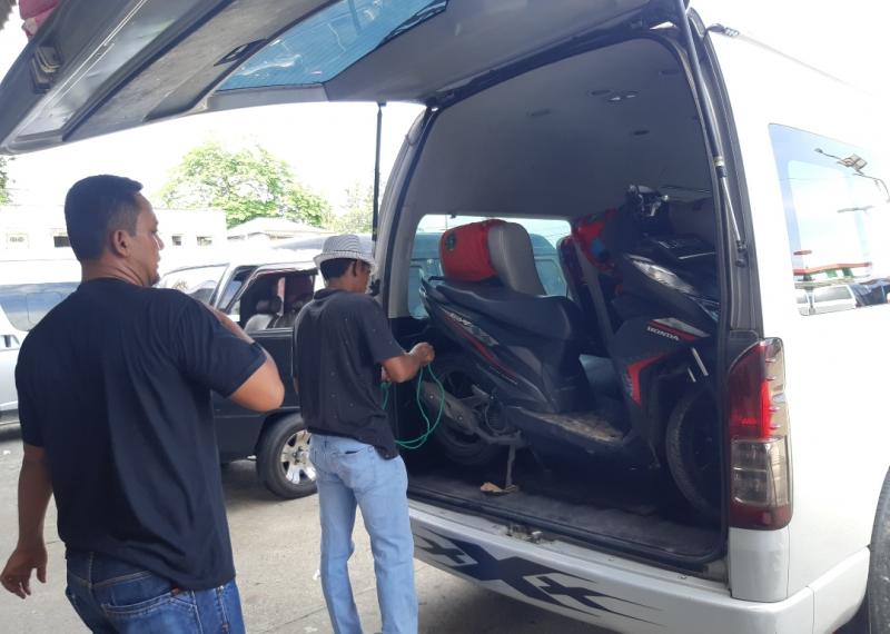 Sebuah sepeda motor akan dikirim dari Terminal Aceh Tamiang menggunakan mobil angkutan Toyota Hiace. (Foto:Ist)