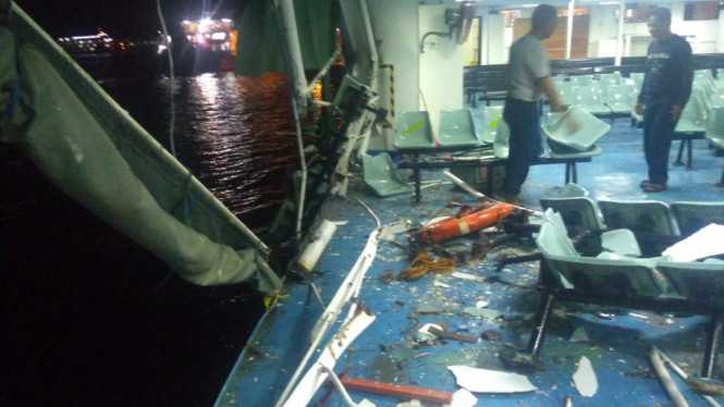Petugas memeriksa kondisi ferry sehabis bertabrakan di Pelabuhan Ketapang, Banyuwangi. (Foto:tvonenews.com)