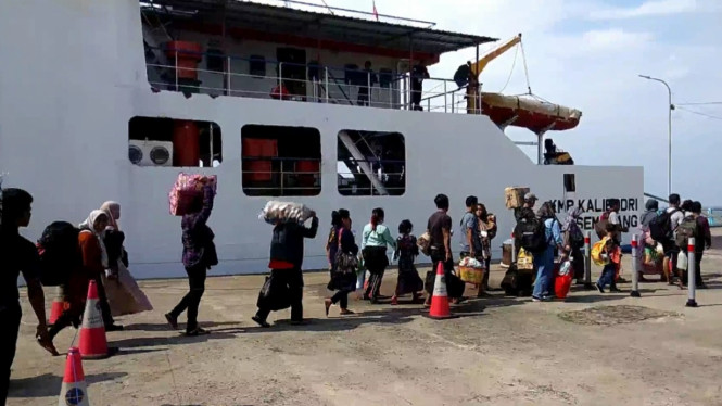 Penumpang menaiki KMP Kalibodri di Pelabuhan Kendal, Jawa Tengah, Jumat (13/5/2022). (Foto:tvonenews.com)