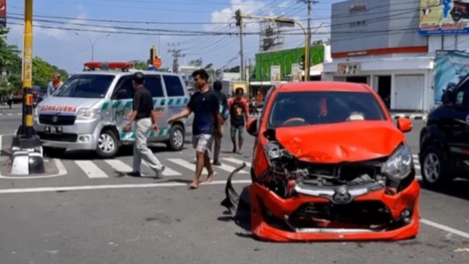Toyota Agya dan mobil Ambulance mengalami kerusakan bertabrakan.  (Foto:tvonenews.com)