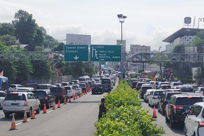 Arus  lalu-lintas di Puncak, Bogor tampak padat. (Foto:Sindo)