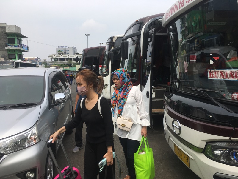 Calon penumpang bus antarkota di Terminal Kota Bekasi, Sabtu (14/5/2022). Foto: BeritaTrans.com.