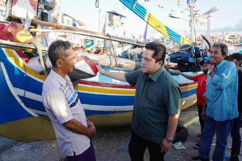 Menteri BUMN Erick Thohir saat berbincang-bincang dengan nelayan di Muncar Banyuwangi, Jawa Timur. (Foto:ANTARA) 