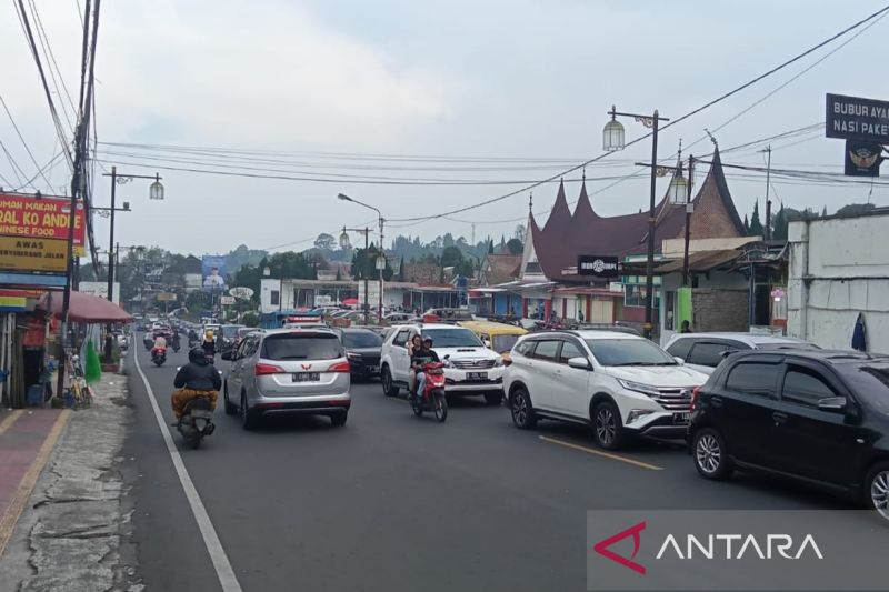 Macet panjang  di Jalur Puncak-Cianjur sejak Minggu pagi (15/5/2022) hinga petang. Pengendara tujuan Bogor diarahkan ke jalur alternatif Jonggol dan Sukabumi. (Foto:ANTARA) 