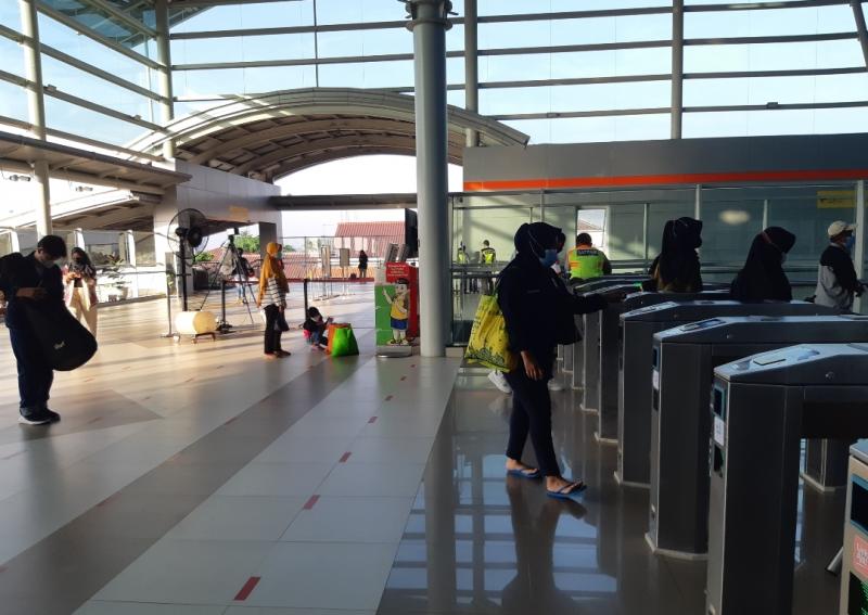 Penumpang KRL melakukan tap tiket hendak masuk peron di Stasiun Bekasi, Jawa Barat (16/5/2022).