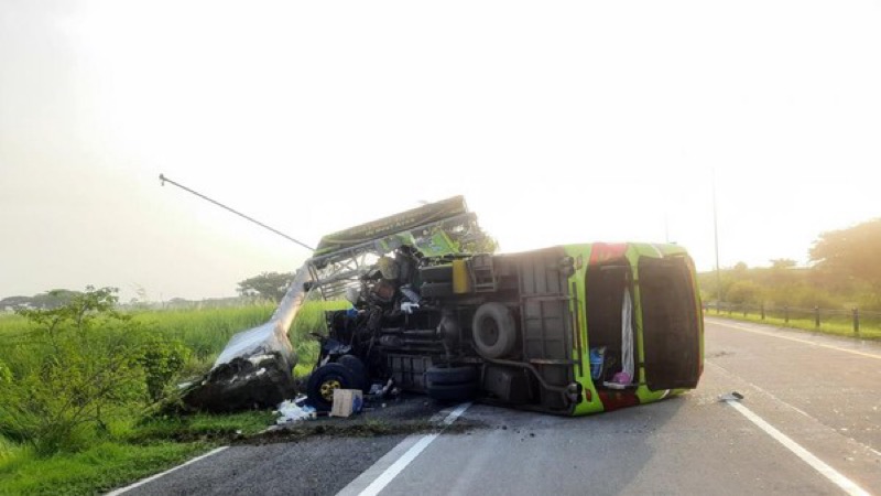 Bus pariwisata menabrak tiang VMS terjadi di KM KM 712.400A Tol Surabaya-Mojokerto (Sumo). Foto: istimewa.