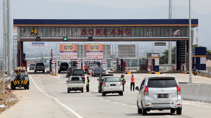 Ilustrasi kendaraan yang keluar masuk gerbang tol Soreang, Kabupaten Bandung terlihat ramai. (Foto:Ist.)