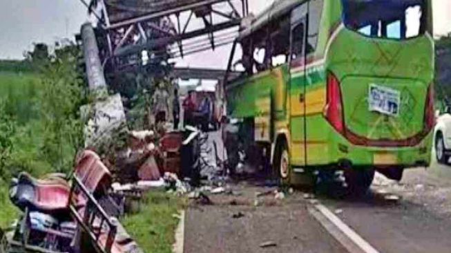 Bus kecelakaan di tol Surabaya-Mojokerto tewaskan belasan nyawa. (Foto:Ist.)