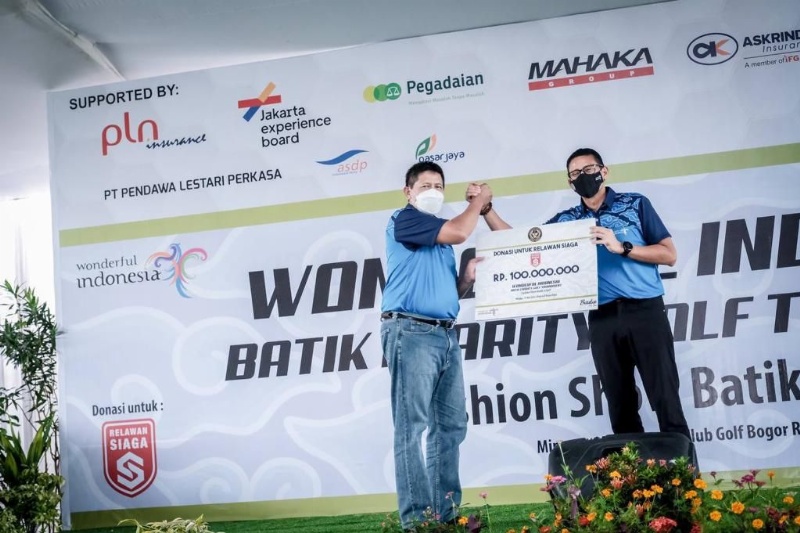 Menparekraf Sandiaga Uno serahkan hadiah di event gokf di Bogor, Ahad (15/5/2022).