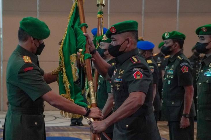 Komandan Kodiklatad Letjen TNI Ignatius Yogo Triyono memimpin upacara serah terima jabatan dirjian dan tiga danpusdik jajaran Kodiklatad pada Selasa (10/5/2022). 
