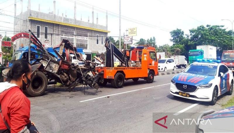 Truk  yang mengalami kecelakaan lalu lintas dievakuasi menggunakan kendaraan derek. (Foto:Antara)