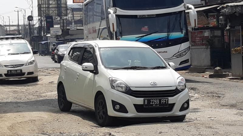 Sejumlah kendaraan melawati jalanan rusak di jalur putar balik ke arah Kota Bekasi ataupun masuk Gerbang Tol Cikarang Barat, Selasa (17/5/2022).