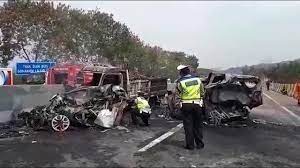 Kecelakaan mobil travel di Tol Cipularang.