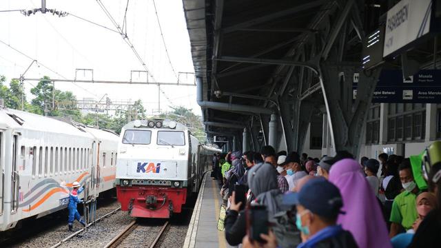Keberangkatan pengguna jasa Kereta Api Jarak Jauh (KAJJ) dari area Daop 1 Jakarta.