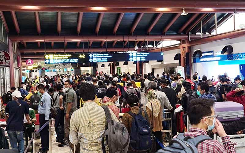 Ilustrasi kesibukan penumpang pesawat di salah satu bandara. (Foto: