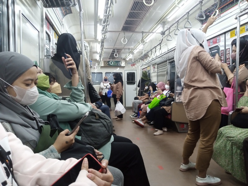 Suasana KRL tujuan Bogor