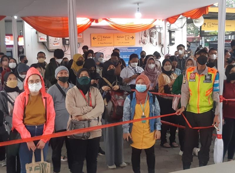 Penumpang KRL mengantre saat dilakukan penyekatan masuk meggunakan KRL di Stasiun Bekasi, Kamis (19/5/2022) pagi.