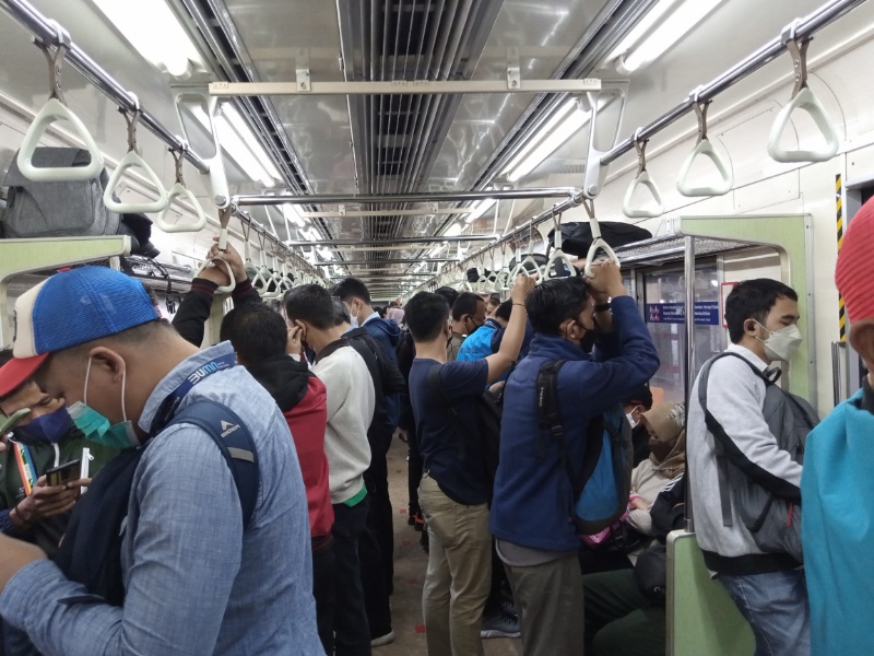 Suasana dalam KRL Commuterline tujuan akhir Angke pagi ini