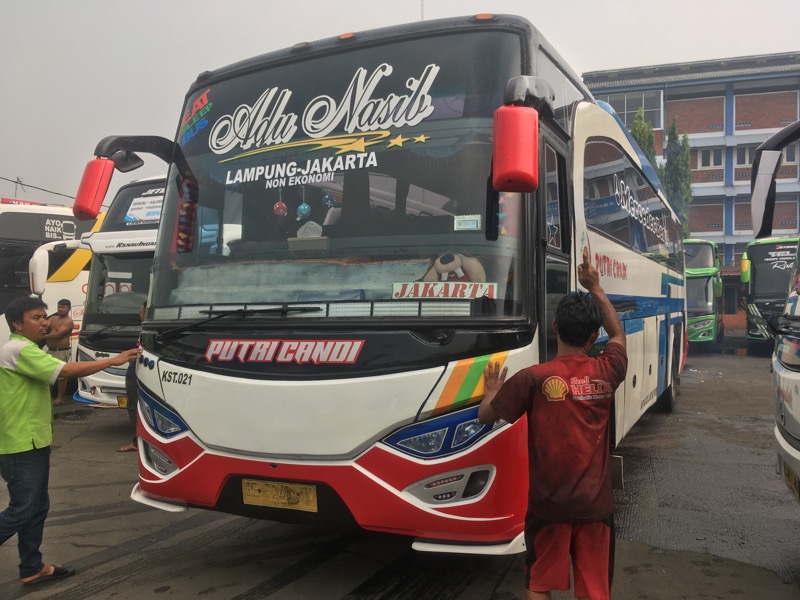 Bus Putri Candi Rute Bekasi-Rawajitu di Terminal Bekasi, Kamis (19/5/2022). Foto: BeritaTrans.com.