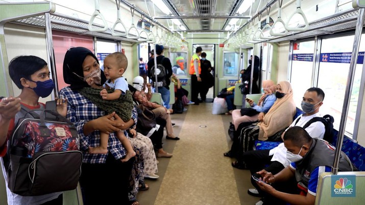 Penumpang berjalan menuju peron unuk menaiki KRL Commuter Line di Stasiun Tanah Abang, Jakarta.