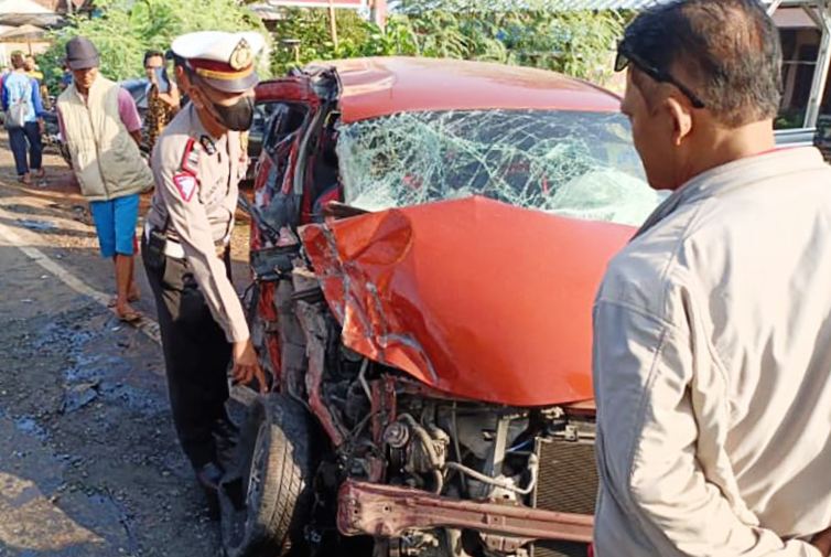 Petugas Satlantas Polresta Banyumas mengecek kondisi mobil Calya yang kecelakaan beruntun di Jalan Raya Kemranjen-Sumpiuh, Desa Alasamalang, Kecamatan Kemranjen, Kabupaten Banyumas, Jumat (20/5/2022). (Foto:Antara) 