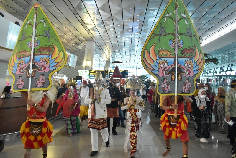 Salah satu atraksi budaya di Bandara Soetta