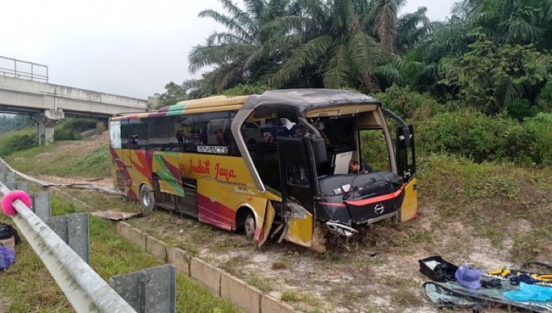Bus antar propinsi bermuatan penumpang mengalami kecelakaan tunggal di Jalan Tol Balikpapan-Samarinda Kilometer 70, Jumat (20/5/2022) sekitar pukul 07.50 Wita. Foto: okezone.com.