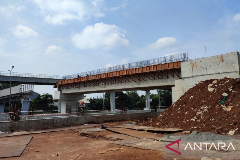 Pengangkatan girder jembatan yang melintang di atas Kilometer 5+450 Ruas Jalan Tol Jakarta-Cikampek. (Foto:Antara) 