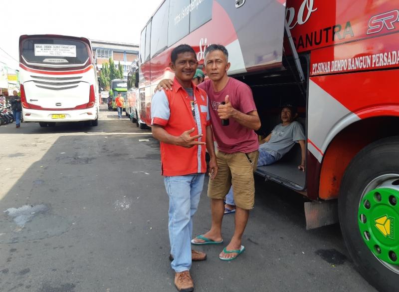 Kru tiketing Terminal Bekasi (Kiri, baju merah) dan Amal pengemudi bus Sinar Dempo (kanan). (Ist)