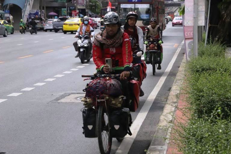 Ilustrasi tiga pesepeda Indonesia tujuan Mekkah sedang mengayuh sepeda di jalan.  (Foto:tvonenews.com)