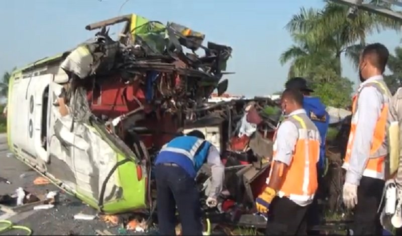 Petugas melakukan olah tempat kejadian perkara dalam kecelakaan bus di Tol Surabaya-Mojokerto (Sumo). (Foto:iNews.com) 