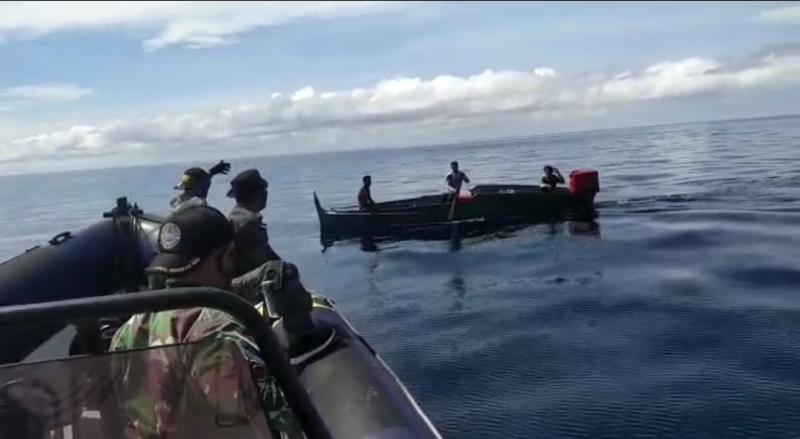 Proses penangkapan pelaku pengebom ikan di laut Sulawesi. (Foto.Ist)