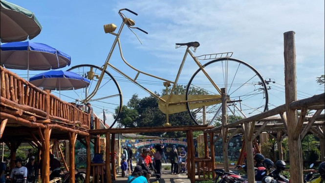 Sepeda ukuran jumbo atau besar ini menjadi ikon Warung Gowes Sepeda Sultan di Bandung. (Foto:tvonenews.com)