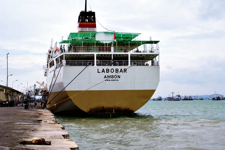 KM Labobar sedang singgah di salah satu pelabuhan. (Foto:Ist.)