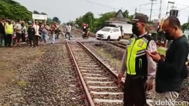 Ilustrasi petugas sedang melakukan olah tempat kejadian perkara dalam kecelakaan tertabrak kereta. (Foto:detik.com) 