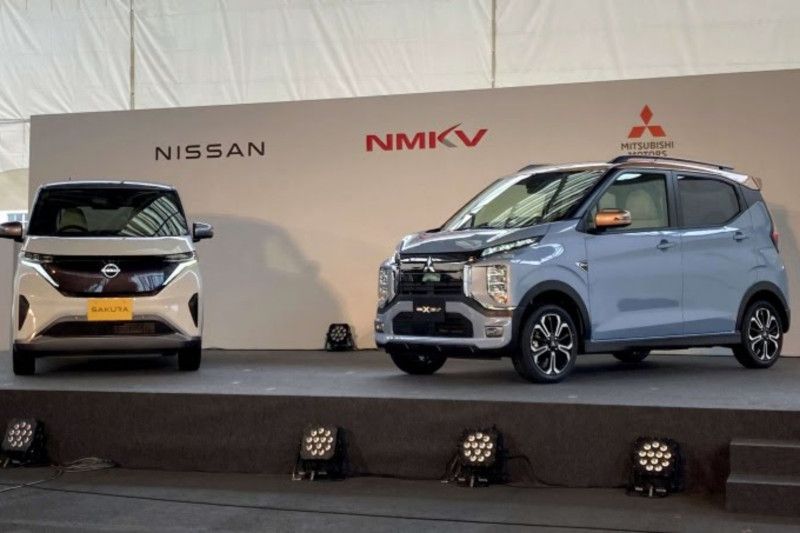 Nissan Sakura (kiri) dan Mitsubishi eK cross EV. (Foto:Antara) 