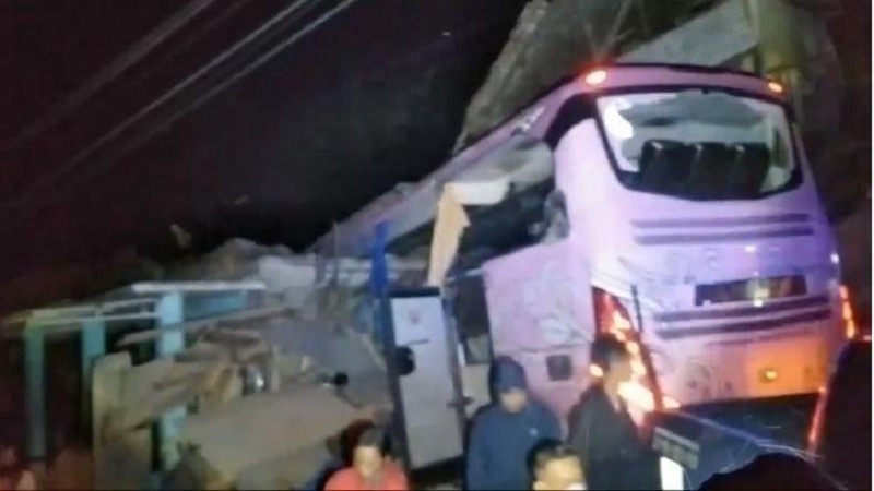 Bus Pariwisata PO Pandawa tabrak rumah di turunan Jalan Raya Panjalu-Payungsari, Dusun Paripurna, Desa Payungsari, Kecamatan Panumbangan, Kabupaten Ciamis. Foto: inews.id.