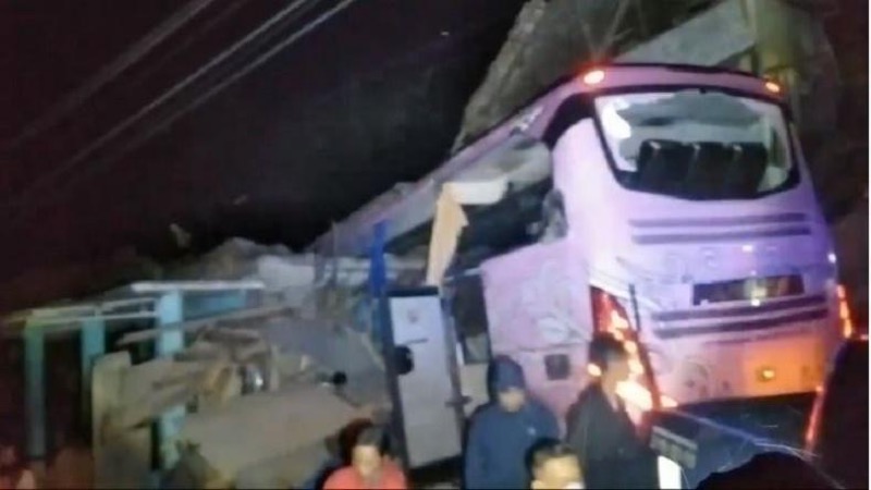 Bus Pandawa yang menabrak rumah di Ciamis. Foto: ist.