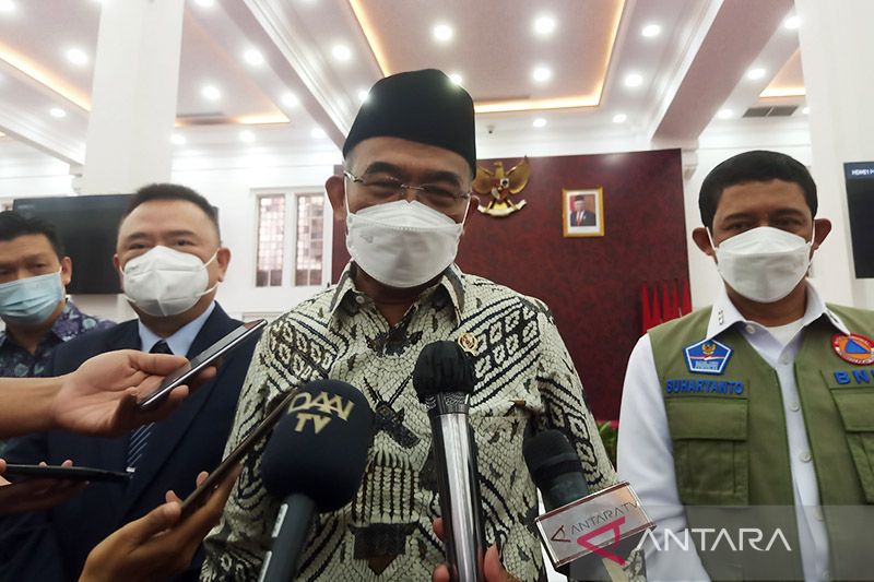 Menteri Koordinator Bidang Pembangunan Manusia dan Kemanusiaan (Menko PMK) Muhadjir Effendy saat menyampaikan keterangan kepada wartawan di Gedung Heritage Kemenko PMK di Jakarta, Kamis (19/5/2022). (Foto:Antara) 