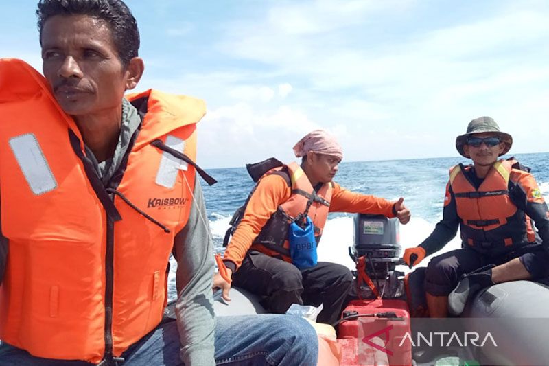 Tim SAR menggunakan perahu karet mencari  dua nelayan hilang di perairan Selat Malaka, Aceh Timur, Provinsi Aceh, Minggu (22/5/2022).  (Foto:Antara) 