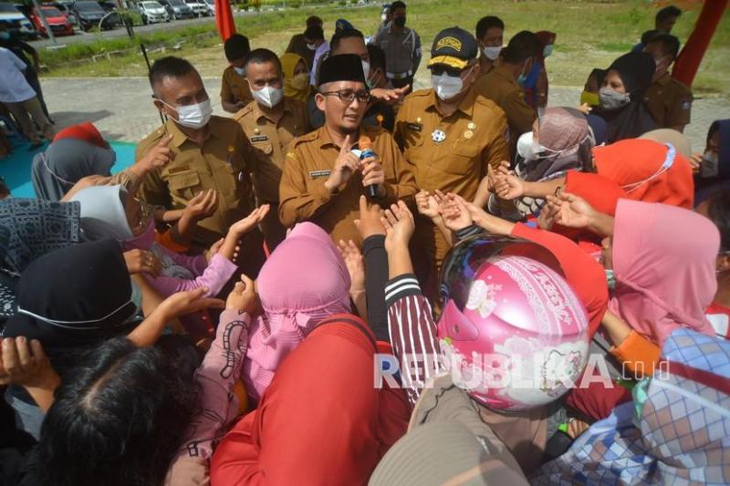 Wali Kota Padang, Hendri Septa (tengah) terpilih sebagai petugas haji 2022. (Foto:Ihram.co.id)