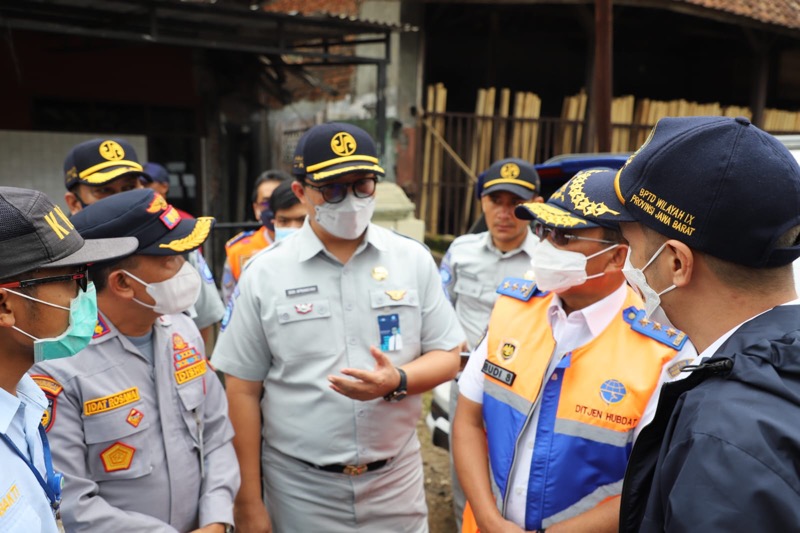 Kepala Cabang Jasa Raharja Cabang Utama Jawa Barat mendampingi Dirjen Perhubungan Darat (Hubdat) Budi Setiyadi dalam peninjauan TKP kecelakaan maut di Jalan Raya Panjalu – Panumbangan Dusun Paripurna RT 20 RW 07, Desa Payungsari, Kecamatan Panumbangan, Kabupaten Ciamis. Foto: istimewa.