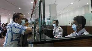 Calon penumpang mengenakan masker dan pelindung wajah saat di Terminal 3 Bandara Soekarno-Hatta, Tangerang.